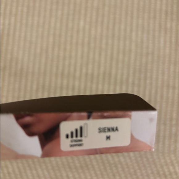 Skims high waisted brief. Size M - Picture 2 of 6